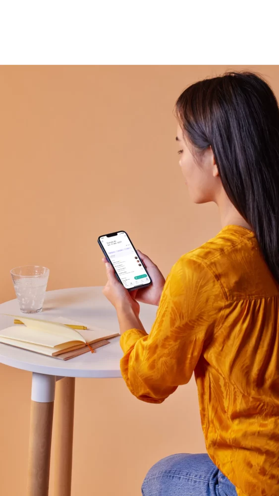 Une IDEL qui regarde sa tournée sur l'application Ozzen