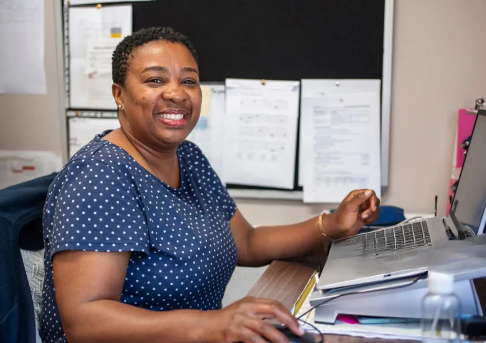 Facturiere à son bureau