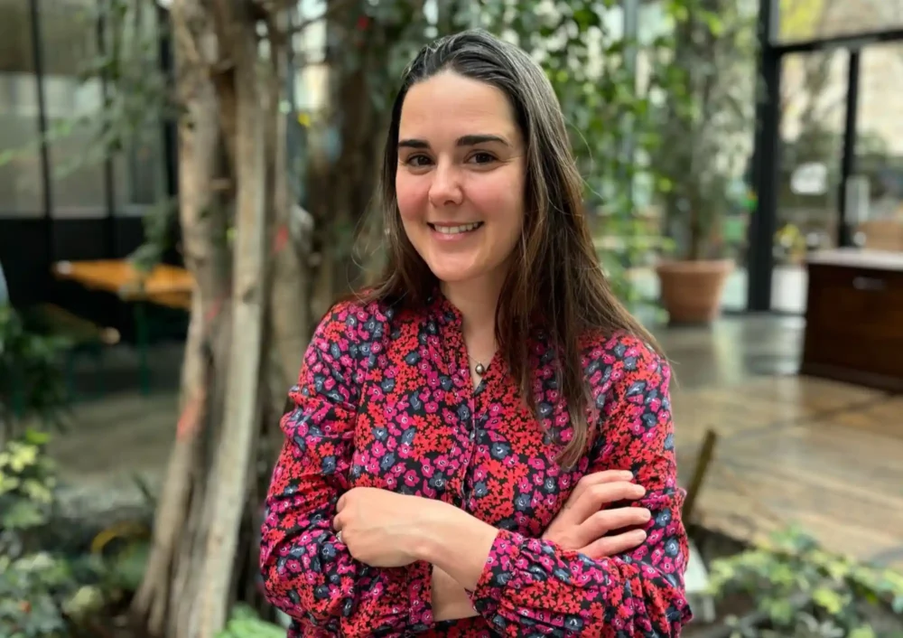 Stéphanie devant un arbre