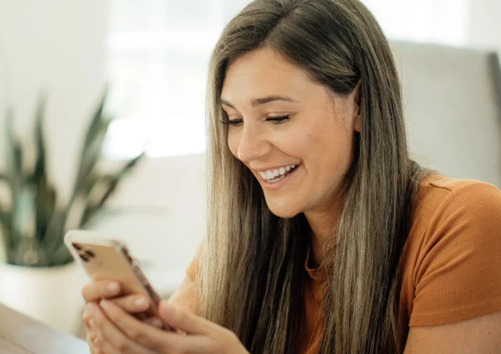 infirmière souriante sur son portable